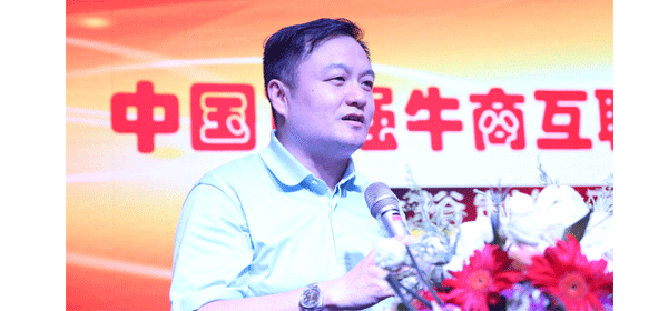 中國百強牛商互聯(lián)網(wǎng)+授牌儀式，新華網(wǎng)國家互聯(lián)網(wǎng)+平臺執(zhí)行主任-陸軍。